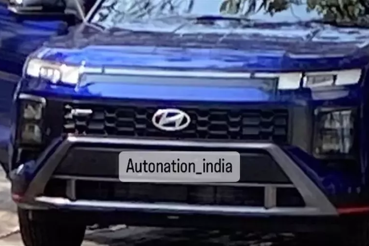 Chiếc Hyundai Creta N Line 2024 mới này bị bắt gặp khi đang tham gia một buổi quay và chụp ảnh quảng cáo. Điều này chứng tỏ ngày xe ra mắt thị trường Ấn Độ không còn xa. Đúng như cái tên N Line, phiên bản này sở hữu ngoại hình thể thao và ấn tượng hơn so với Hyundai Creta 2024 thông thường.