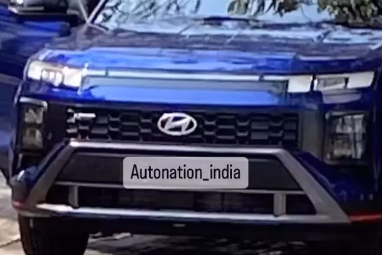 Chiếc Hyundai Creta N Line 2024 mới này bị bắt gặp khi đang tham gia một buổi quay và chụp ảnh quảng cáo. Điều này chứng tỏ ngày xe ra mắt thị trường Ấn Độ không còn xa. Đúng như cái tên N Line, phiên bản này sở hữu ngoại hình thể thao và ấn tượng hơn so với Hyundai Creta 2024 thông thường.