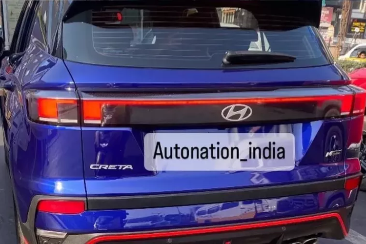 Trong đó, cần số của xe có thiết kế ngắn và gọn gàng hơn. Hyundai Creta N Line 2024 được dự đoán là sẽ có đủ những trang bị tốt nhất của dòng SUV cỡ B này như đèn pha/cần gạt nước tự động, ghế lái chỉnh điện, cửa sổ trời toàn cảnh Panorama, hệ thống điều hòa tự động đi kèm lọc không khí