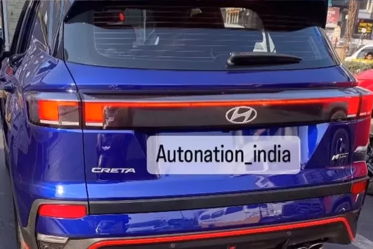 Trong đó, cần số của xe có thiết kế ngắn và gọn gàng hơn. Hyundai Creta N Line 2024 được dự đoán là sẽ có đủ những trang bị tốt nhất của dòng SUV cỡ B này như đèn pha/cần gạt nước tự động, ghế lái chỉnh điện, cửa sổ trời toàn cảnh Panorama, hệ thống điều hòa tự động đi kèm lọc không khí