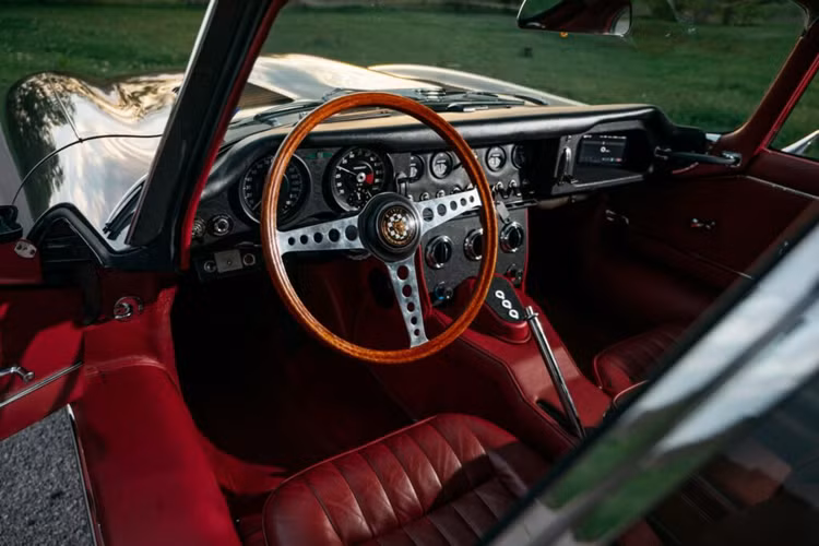 Cho dù dung lượng pin lớn nhưng chiếc xe thể thao cổ điển E-Type chạy điện chỉ có thể di chuyển được quãng đường được công bố là 281 km sau một lần sạc và khách hàng có thể lựa chọn trang bị thêm tính năng sạc nhanh.