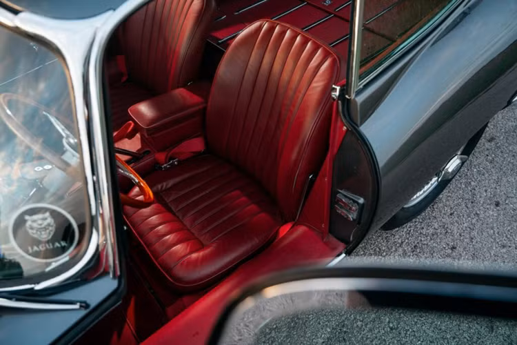 Nếu so sánh với trang bị động cơ xăng nguyên bản, mức phạm vi 281 km có phần kém hơn nhưng đổi lại, khách hàng sẽ có một mẫu xe bền vững hơn, thân thiện hơn với môi trường và hơn hết là tăng tuổi thọ của một mẫu xe cổ điển giá trị.