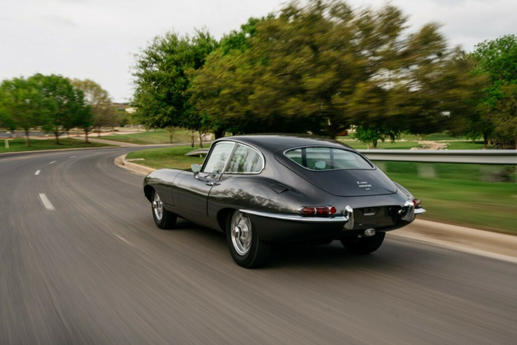 Đối với nhiều mẫu ôtô sưu tập, Moment Motor Company có thể biến những chiếc xe này trở nên rất đặc biệt với những đường cong uốn lượn và lớp chrome sáng bóng theo sở thích của khách hàng, đồng thời có hệ thống truyền động điện hiện đại giúp khách hàng có thể dễ dàng sử dụng hàng ngày”.