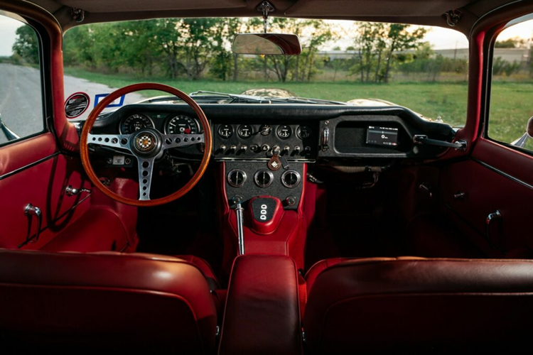 Chiếc Jaguar E-Type hàng hiếm này được đại tu này có khả năng tăng tốc từ 0 – 96 km/h trong vòng chỉ khoảng 5 giây. Thương hiệu hầu như chỉ thực hiện nâng cấp các chi tiết về truyền động, giữ nguyên các trang bị về ngoại thất và nội thất của chiếc Jaguar.