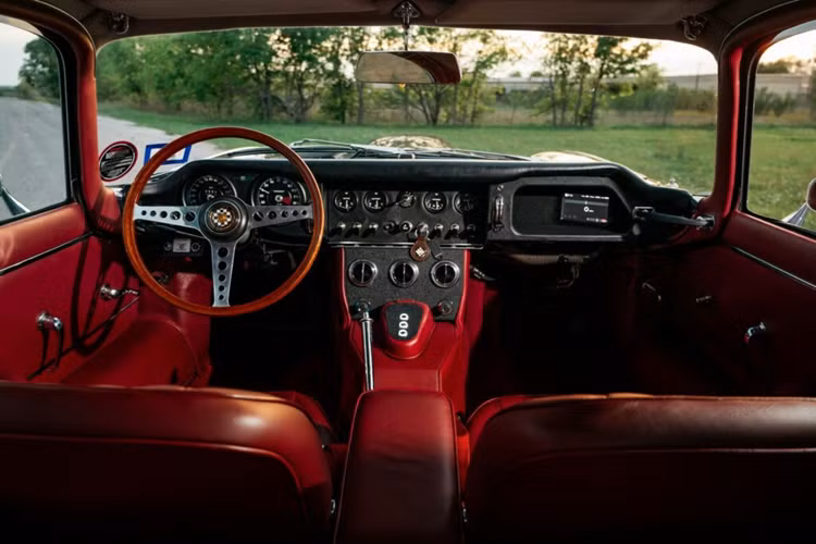 Chiếc Jaguar E-Type hàng hiếm này được đại tu này có khả năng tăng tốc từ 0 – 96 km/h trong vòng chỉ khoảng 5 giây. Thương hiệu hầu như chỉ thực hiện nâng cấp các chi tiết về truyền động, giữ nguyên các trang bị về ngoại thất và nội thất của chiếc Jaguar.