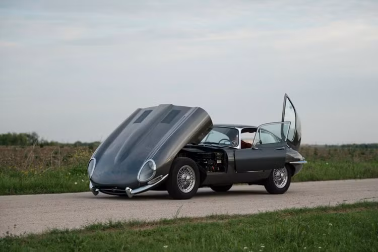 Ngoài ra, khách hàng cũng có thể lựa chọn thêm trang bị điều hòa làm mát được thương hiệu trang bị thêm. Marc Davis, nhà sáng lập Công ty Moment Motor mô tả: “Thật vinh dự khi được làm việc trên một chiếc xe thể thao huyền thoại như thế này.