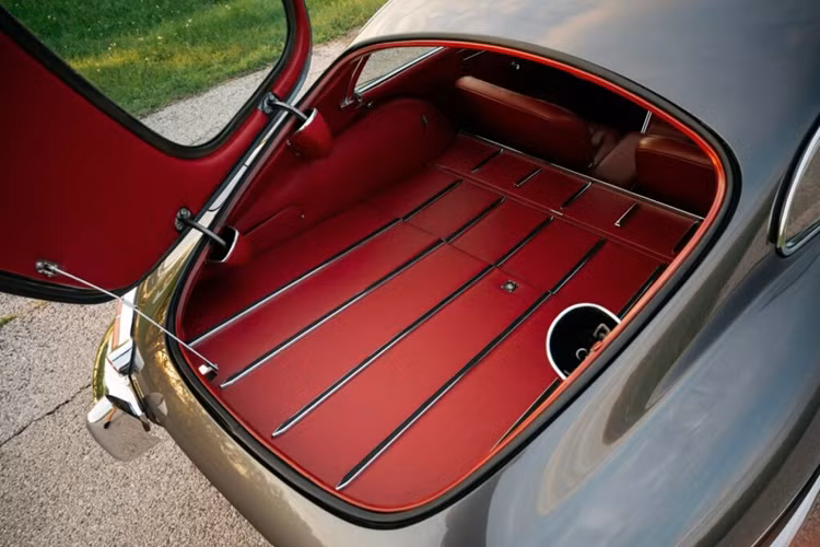 Về nội thất, các đồng hồ đo được chỉnh sửa để hiển thị mức tiêu thụ điện năng, trạng thái sạc và số liệu nhiệt độ. Một màn hình nhỏ cũng được giấu trong hộp đựng găng tay để hiển thị dữ liệu chi tiết hơn khi người dùng muốn theo dõi các dữ liệu này.