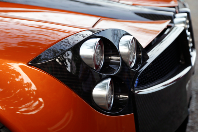 "Trái tim" này giúp Pagani Huayra sản sinh công suất tối đa 720 mã lực và mô-men xoắn cực đại đạt 1.000 Nm. Động cơ kết hợp cùng hộp số tuần tự 7 cấp với ly hợp đơn, nhờ đó, "thần gió" Pagani Huayra của Minh Nhựa chỉ mất khoảng 2,8 giây để có thể tăng tốc từ vị trí đứng yên lên 100 km/h trước khi đạt vận tốc tối đa 370 km/h.