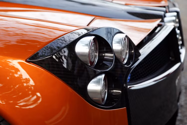 "Trái tim" này giúp Pagani Huayra sản sinh công suất tối đa 720 mã lực và mô-men xoắn cực đại đạt 1.000 Nm. Động cơ kết hợp cùng hộp số tuần tự 7 cấp với ly hợp đơn, nhờ đó, "thần gió" Pagani Huayra của Minh Nhựa chỉ mất khoảng 2,8 giây để có thể tăng tốc từ vị trí đứng yên lên 100 km/h trước khi đạt vận tốc tối đa 370 km/h.