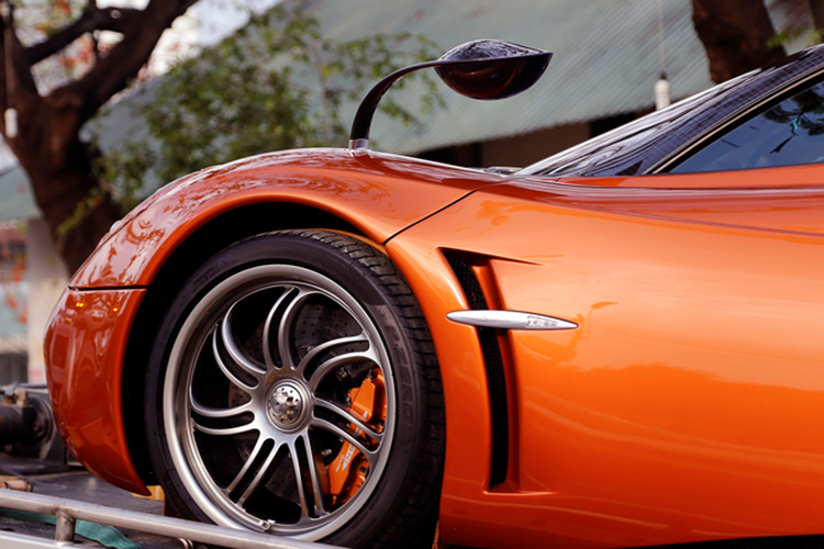 Nếu như Minh Nhựa tham dự Gumball 3000 bạn sẽ nghĩ anh ta đi xe nào? Pagani Huayra hay McLaren Elva hoặc 1 chiếc SUV bình dân? Về Pagani Huayra, xe chỉ được sản xuất 100 bản coupe, "thần gió" của Minh Nhựa có màu cam, mới bấm biển số mới, xe sử dụng động cơ V12, dung tích 6.0 lít, tăng áp kép do Mercedes-AMG sản xuất.