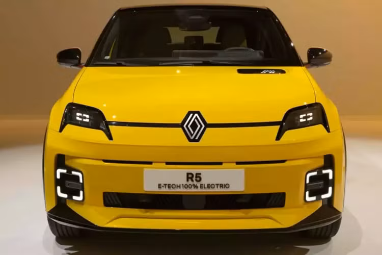 Theo tiết lộ của hãng Renault, hiện đã có 50.000 khách hàng chờ mua SUV điện Renault 5 E-Tech mới. Đây là thông tin đã được ông Fabrice Cambolive, Giám đốc thương hiệu của Renault, trao đổi với phóng viên tờ Auto News.