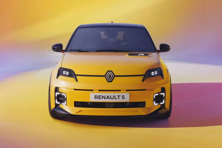 Cần số điện tử của Renault 5 E-Tech được đặt phía sau cụm vô lăng. Trong khi đó, ở cụm điều khiển trung tâm có thêm giỏ đựng đồ độc đáo. Ghế của Renault 5 E-Tech được bọc bằng chất liệu tái chế hoặc có nguồn gốc thực vật. Phía sau hàng ghế thứ 2 của xe là khoang hành lý có thể tích 326 lít.