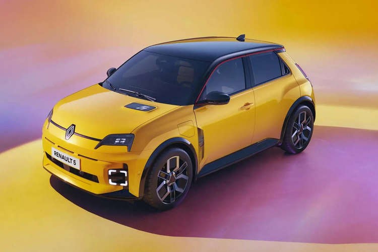 Tạo hình bên trong cụm đèn pha được thiết kế giống con ngươi của mắt người. Khi người lái bấm chìa khóa mở cửa, đèn pha sẽ nhấp nháy để chào đón. Trong khi đó, cụm đèn hậu nằm dọc của mẫu ô tô điện này gợi liên tưởng đến xe Renault 5 trong quá khứ.