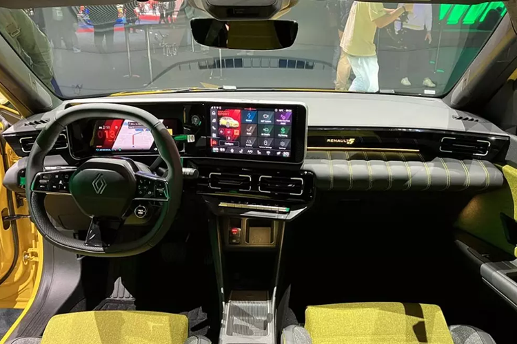 Được coi như lựa chọn thay thế cho đàn anh Renault Clio - mẫu xe bán chạy thứ hai tại khu vực châu Âu trong năm 2023. Mức giá xe Renault 5 E-Tech 2024 sở hữu mức bán ra khởi điểm chỉ khoảng 25.000 Euro (tương đương 674 triệu đồng).