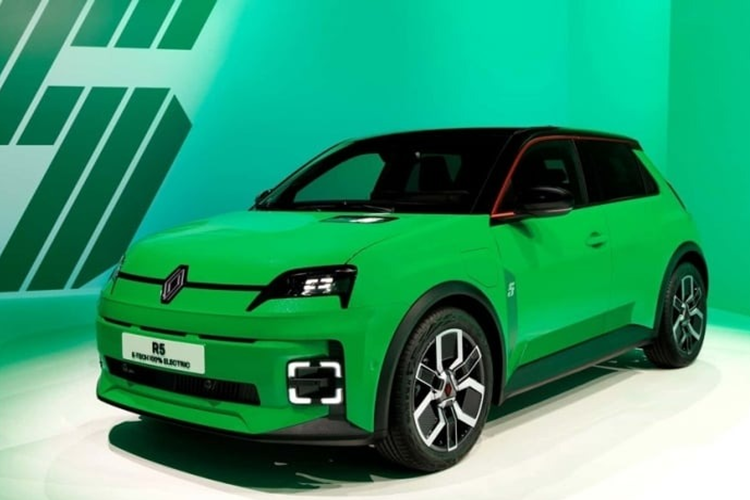 Không chỉ có kích thước nhỏ gọn, tân binh nhà Renault còn sở hữu thiết kế theo phong cách cổ điển và trông giống xe concept. Tuy nhiên, xe vẫn có những chi tiết đặc trưng của ô tô thương mại như hệ thống đèn, cột dày bên sườn, tay nắm cửa và gương chiếu hậu truyền thống.