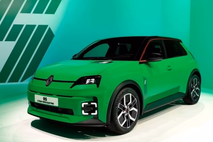 Không chỉ có kích thước nhỏ gọn, tân binh nhà Renault còn sở hữu thiết kế theo phong cách cổ điển và trông giống xe concept. Tuy nhiên, xe vẫn có những chi tiết đặc trưng của ô tô thương mại như hệ thống đèn, cột dày bên sườn, tay nắm cửa và gương chiếu hậu truyền thống.