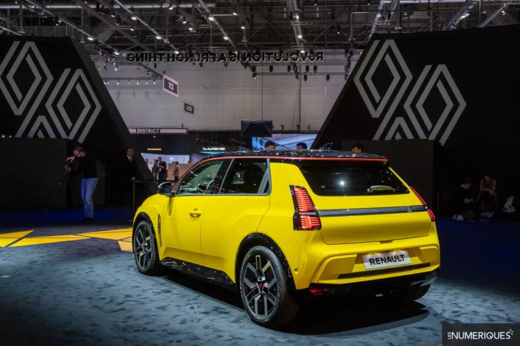 Pin của Renault 5 E-Tech hỗ trợ công nghệ sạc nhanh DC 80 kW và 100 kW. Ngoài ra, xe còn có hệ thống V2G, cho phép chủ xe bán năng lượng ngược vào lưới điện.