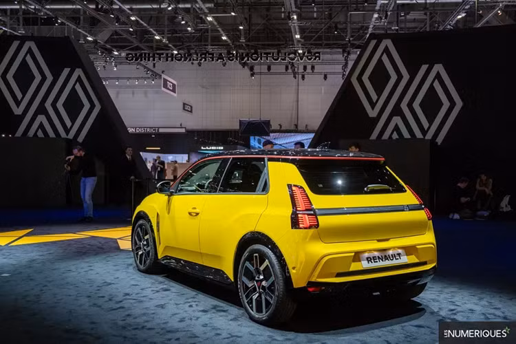 Pin của Renault 5 E-Tech hỗ trợ công nghệ sạc nhanh DC 80 kW và 100 kW. Ngoài ra, xe còn có hệ thống V2G, cho phép chủ xe bán năng lượng ngược vào lưới điện.