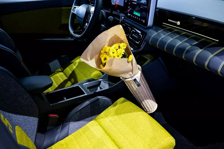 Nằm bên trong mẫu xe điện này là cơ sở gầm bệ AmpR Small được cải tiến từ khung gầm CMF-B dùng cho Renault Clio và Captur. Xe sở hữu kích thước dài x rộng x cao lần lượt là 3.920 x 1.770 x 1.500 mm và chiều dài cơ sở chỉ 2.540 mm. Như vậy, mẫu xe này thuộc phân khúc ô tô đô thị hạng A.