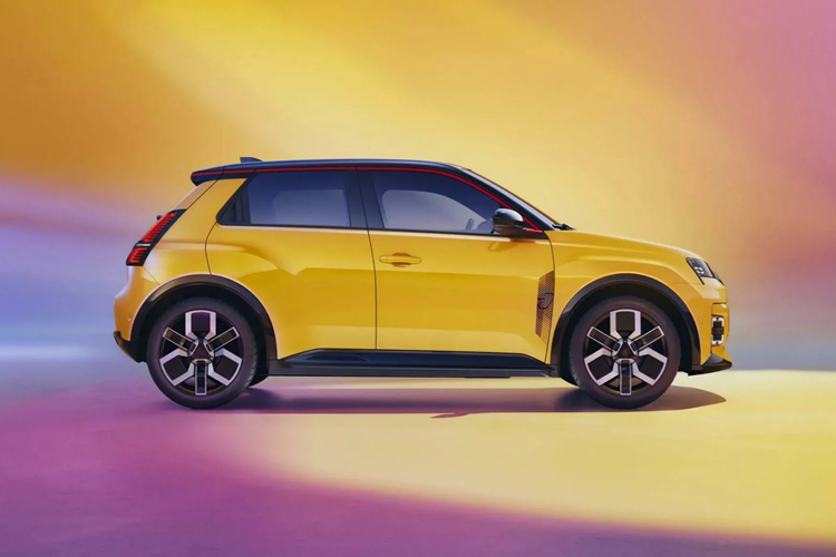 Điểm nhấn của mẫu ô tô điện này nằm ở màn hình cảm ứng trung tâm 10,1 inch, nối liền với bảng đồng hồ kỹ thuật số. Hệ thống thông tin giải trí OpenR Link chạy bằng hệ điều hành Google sẽ hỗ trợ hơn 50 ứng dụng và dịch vụ. Bên cạnh đó là tính năng trợ lý ảo dựa trên trí thông minh nhân tạo AI mới mang tên Reno.