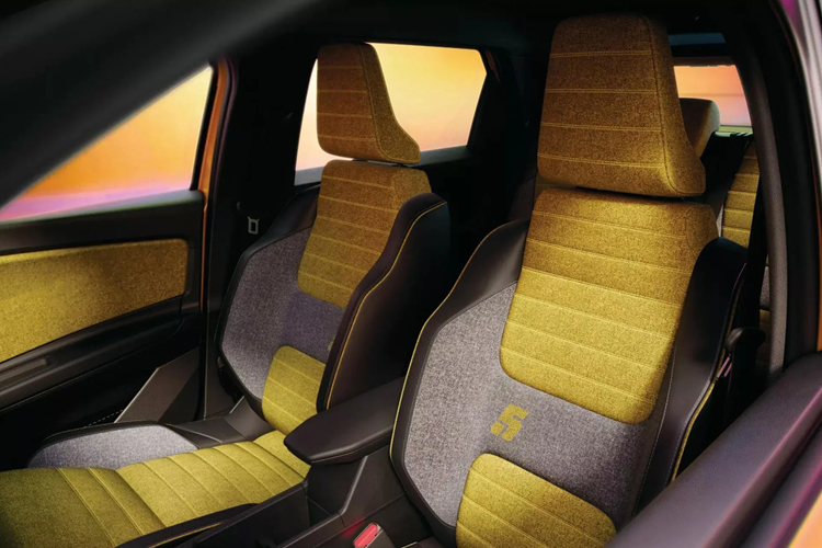 Cổng sạc của 5 E-Tech được đặt trên đỉnh nắp ca-pô cũng lấy cảm hứng từ khe gió đặc trưng của dòng Renault 5. Cổng sạc còn có đèn LED, sẽ sáng lên khi xe đang sạc và hiển thị dung lượng pin hiện tại. Khi xe được sạc đầy, đèn sẽ hiển thị con số 5.