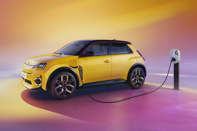 "Trái tim" của Renault 5 E-Tech là 1 mô-tơ điện dùng chung với Megane E-Tech và Scenic E-Tech. Mô-tơ điện này có 3 mức sức mạnh, bao gồm 94 mã lực, 121 mã lực và 148 mã lực. Mô-tơ điện kết hợp với pin có dung lượng 40 kWh hoặc 52 kWh, mang đến phạm vi di chuyển tối đa 400 km.