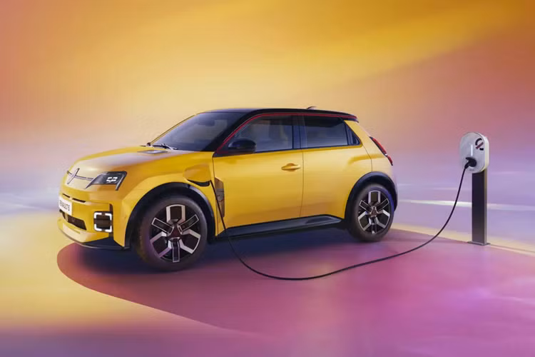 "Trái tim" của Renault 5 E-Tech là 1 mô-tơ điện dùng chung với Megane E-Tech và Scenic E-Tech. Mô-tơ điện này có 3 mức sức mạnh, bao gồm 94 mã lực, 121 mã lực và 148 mã lực. Mô-tơ điện kết hợp với pin có dung lượng 40 kWh hoặc 52 kWh, mang đến phạm vi di chuyển tối đa 400 km.