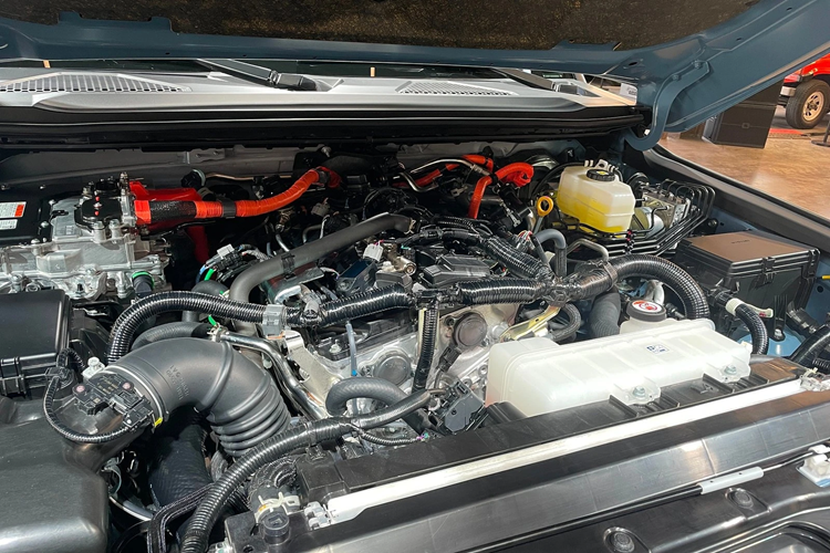 Nền tảng khung gầm của Land Cruiser Prado 2024 là nền tảng toàn cầu GA-F của Toyota, được tuyên bố cứng hơn 50% so với mẫu xe thế hệ trước. Prado 2024 tại châu Âu sẽ được trang bị động cơ turbodiesel 2.8 lít, công suất 201 mã lực và đi kèm với hộp số tự động 8 cấp.