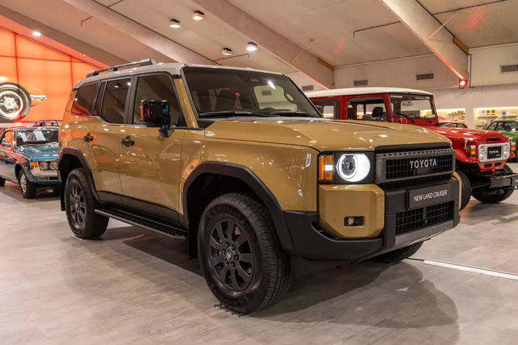 Tất cả các phiên bản Toyota Land Cruiser Prado 2024 ở Đức đều được trang bị tốt, nhưng Tec Edition và First Edition được hưởng lợi từ một số tính năng bổ sung như mâm xe hợp kim 20 inch, gương chiếu hậu kỹ thuật số, gói âm thanh cao cấp JBL với 14 loa, và hệ thống hiển thị thông tin trên kính lái HUD,...