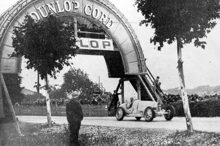 Sự cố này đã dẫn đến việc xe của ông bị cong cần số, không thể chọn số 2 hoặc số 4, dẫn đến hộp số bị hỏng và cuối cùng ông phải dừng lại cuộc đua ở đây. Tuy nhiên, Costantini sau đó đã nhận được giải thưởng khi là người có thời gian hoàn thành một vòng đua ngắn nhất.