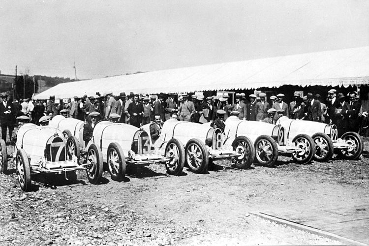 Sau đó, các phần gai lốp bong ra khỏi lốp của Chassagne bị vướng vào tay lái, xe của Costantini gặp phải các vấn đề về làm mát do rò rỉ khớp hàn trong ống tràn của bộ tản nhiệt dẫn đến việc một mảnh gai quấn quanh cần số.