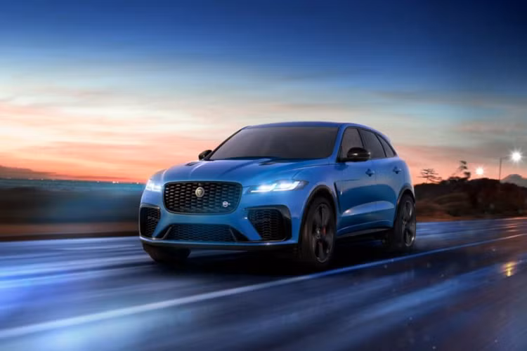 Phiên bản đầu tiên được gọi là Jaguar F-Pace 90th Anniversary Edition 2024 mới nhằm hướng tới kỷ niệm chín thập kỷ đổi mới và sản xuất động cơ đốt trong truyền thống của xe. Mẫu xe nổi bật với gói thể thao R-Dynamic và được trang bị bộ mâm xe hợp kim đươc phay cắt và cửa sổ trời toàn cảnh bằng kính.