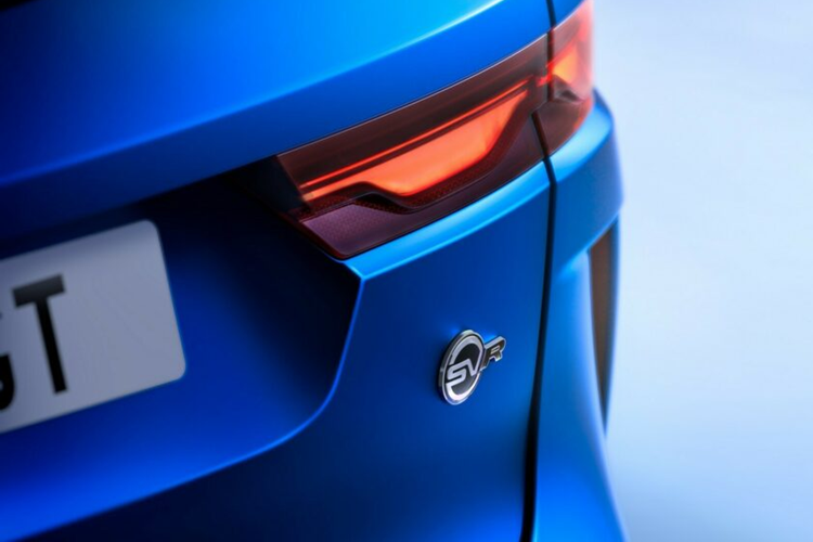 Về nội thất, mẫu xe được trang trí với hàng loạt các chi tiết bằng nhôm cũng như ghế thể thao bọc da Windsor và Suedecloth tích hợp hệ thống sưởi và thông gió.