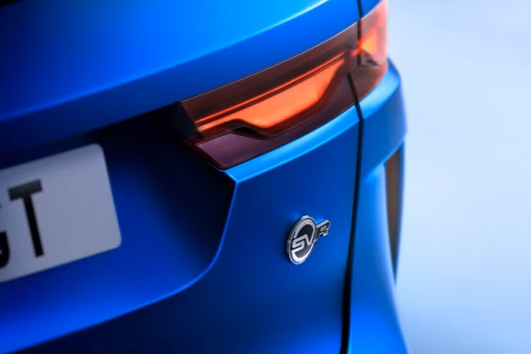 Về nội thất, mẫu xe được trang trí với hàng loạt các chi tiết bằng nhôm cũng như ghế thể thao bọc da Windsor và Suedecloth tích hợp hệ thống sưởi và thông gió.