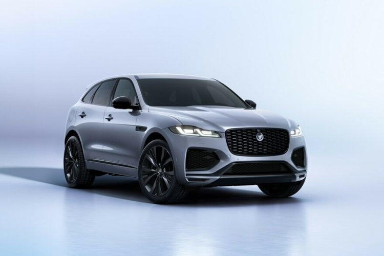 Mẫu xe cũng đồng thời được trang bị khoang nội thất cao cấp với ghế thể thao kết hợp với đường chỉkhâu tương phản, viền nhôm và tựa đầu bằng gỗ mun.