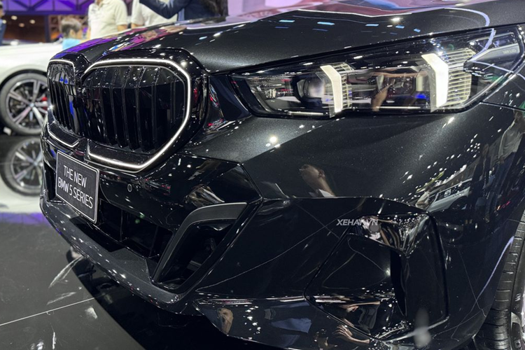 Mẫu xe sedan BMW 5-Series 2024 hạng sang này sẽ được lắp ráp trong nước hoàn toàn. Tuy nhiên, thông tin này vẫn chưa được hãng xác nhận. So với thế hệ trước, BMW 5-Series 2024 có khá nhiều thay đổi. Xe được phát triển dựa trên nền tảng khung gầm CLAR của BMW.