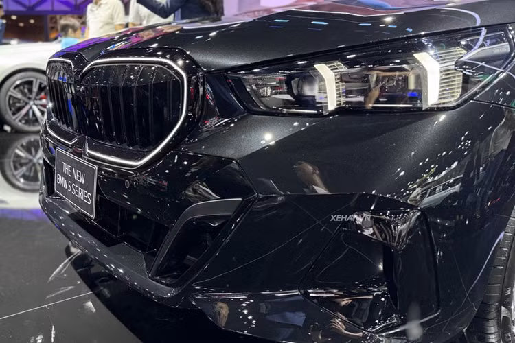 Mẫu xe sedan BMW 5-Series 2024 hạng sang này sẽ được lắp ráp trong nước hoàn toàn. Tuy nhiên, thông tin này vẫn chưa được hãng xác nhận. So với thế hệ trước, BMW 5-Series 2024 có khá nhiều thay đổi. Xe được phát triển dựa trên nền tảng khung gầm CLAR của BMW.