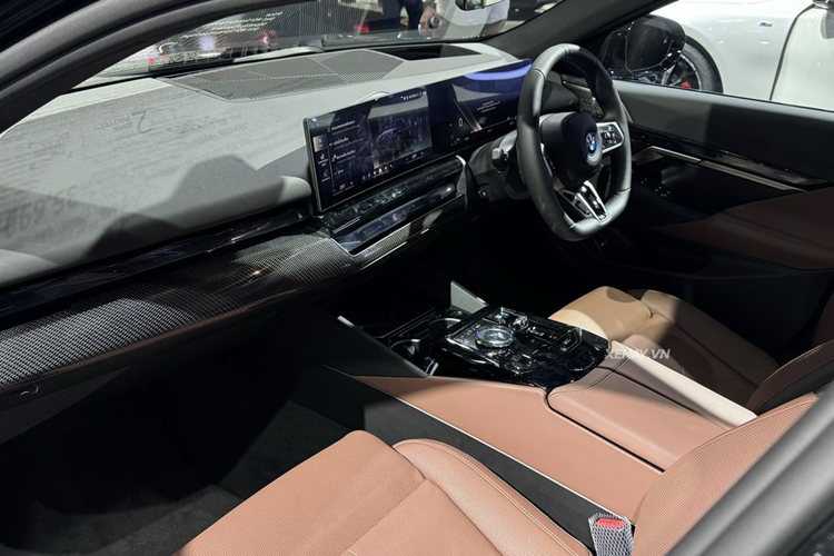 Nội thất của BMW 5-Series 2024 nổi bật với màn hình kép cỡ lớn kết hợp giữa loại 12,3 inch và 14,9 inch cảm ứng, tích hợp trợ lý ảo thông minh BMW Intelligent Personal Assistant, đi kèm hệ điều hành bản iDrive 8.5 mới nhất.