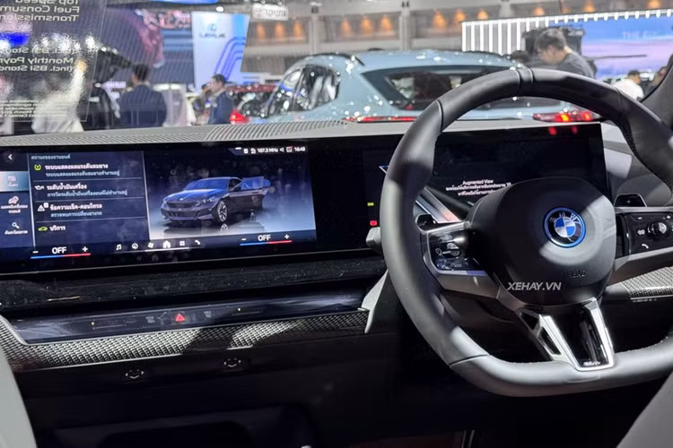 Ngoài ra, xe còn có hàng loạt các tiện ích cao cấp khác như: hệ thống điều khiển qua cử chỉ tay lẫn khẩu lệnh, cửa sổ trời toàn cảnh, cần số truyền thống thay bằng lẫy gạt nhỏ gọn. Đặc biệt, ở lần lên đời này, 5-Series thế hệ mới mang đến cho người dùng những trải nghiệm mới thú vị hơn với tính năng chơi game trong xe khi xe đang đỗ, chẳng hạn như lúc xe đang đỗ để sạc lại pin.