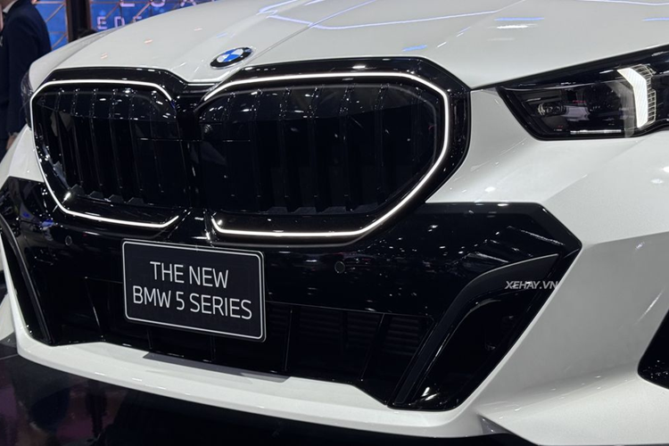 Bên cạnh đó, thiết kế của BMW 5-Series 2024 cũng được tinh chỉnh khá nhiều so với thế hệ tiền nhiệm, cá tính và thể thao hơn. Phần đầu xe nổi bật với lưới tản nhiệt cỡ lớn kết hợp với dải đèn BMW Iconic Glow ở đường viền.