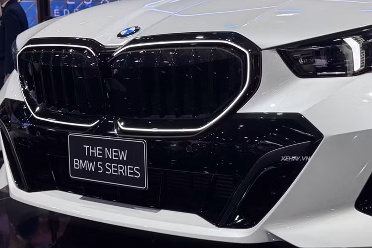 Bên cạnh đó, thiết kế của BMW 5-Series 2024 cũng được tinh chỉnh khá nhiều so với thế hệ tiền nhiệm, cá tính và thể thao hơn. Phần đầu xe nổi bật với lưới tản nhiệt cỡ lớn kết hợp với dải đèn BMW Iconic Glow ở đường viền.