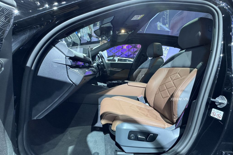 Cuối cùng, các chi tiết crôm sáng bóng truyền thống đã được thay thế bằng màu sơn đen, càng làm tăng thêm vẻ thể thao cho chiếc sedan. Nếu như ở ngoại thất, những thay đổi còn khá dè dặt thì ở nội thất, các kỹ sư của BMW gần như đã “lột xác” toàn diện cho mẫu xe này.