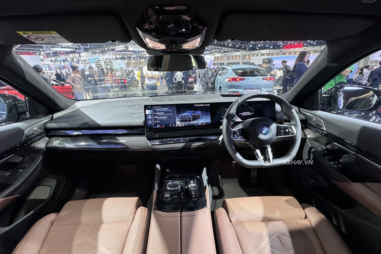 Trên phiên bản 520d M Sport Pro, xe được trang bị dàn âm thanh 12 loa Harman Kardon. Trong khi đó, bản 530e M Sport Pro sở hữu dàn loa Bowers &amp; Wilkins cao cấp. Về truyền động, BMW 5-Series 2024 tại Thái Lan có hai tùy chọn động cơ.