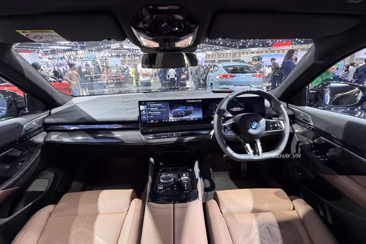 Trên phiên bản 520d M Sport Pro, xe được trang bị dàn âm thanh 12 loa Harman Kardon. Trong khi đó, bản 530e M Sport Pro sở hữu dàn loa Bowers &amp; Wilkins cao cấp. Về truyền động, BMW 5-Series 2024 tại Thái Lan có hai tùy chọn động cơ.