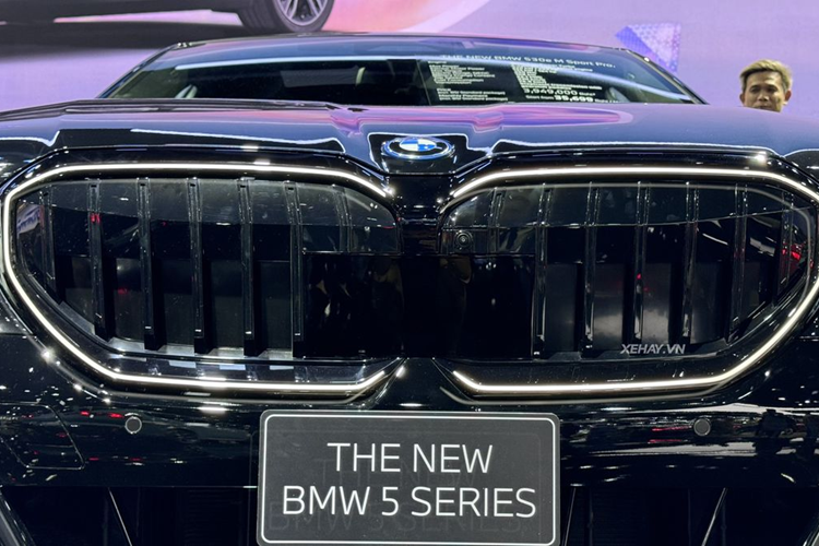 Ở thế hệ mới này, BMW 5-Series được gia tăng đáng kể về kích thước. Cụ thể, xe có kích thước dài x rộng x cao lần lượt là 5.060 x 1.900 x 1.515 (mm), chiều dài cơ sở đạt 2.995 mm. Như vậy, chiều dài xe đã tăng 86,4 mm và trục cơ sở kéo dài thêm 20 mm so với đời trước.