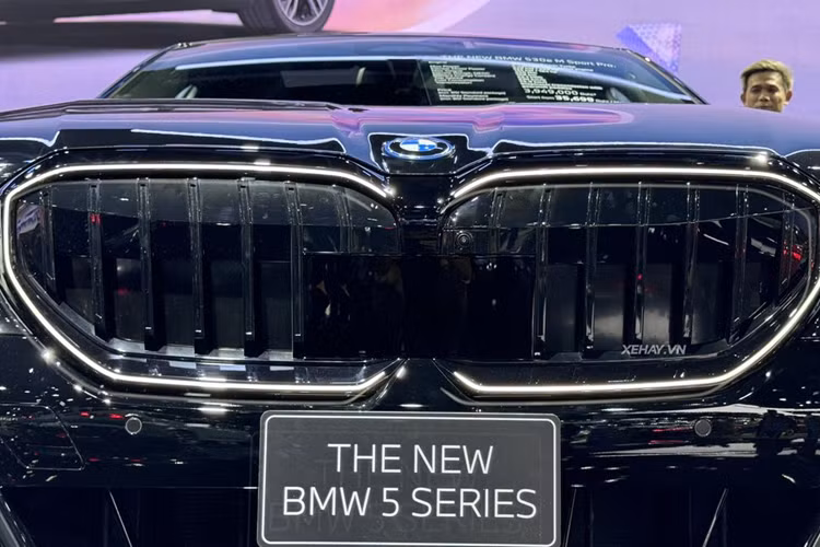 Ở thế hệ mới này, BMW 5-Series được gia tăng đáng kể về kích thước. Cụ thể, xe có kích thước dài x rộng x cao lần lượt là 5.060 x 1.900 x 1.515 (mm), chiều dài cơ sở đạt 2.995 mm. Như vậy, chiều dài xe đã tăng 86,4 mm và trục cơ sở kéo dài thêm 20 mm so với đời trước.