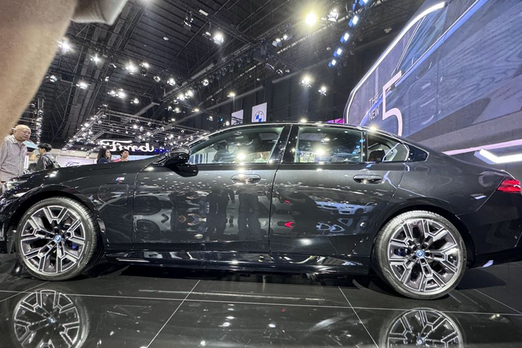 Mức giá xe BMW 5-Series 2024 đề xuất lần lượt là 3,609 triệu baht (khoảng 2,460 tỷ đồng) và 3,779 triệu baht (khoảng 2,576 tỷ đồng). Một số nguồn tin từ tư vấn bán hàng tại đại lý BMW ở Việt Nam cho biết, 5-Series 2024 sẽ về nước vào khoảng cuối năm nay.