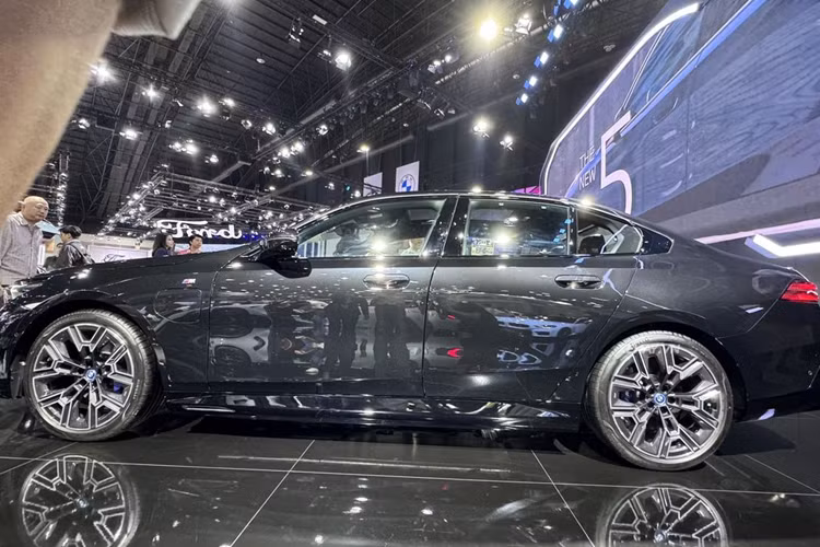 Mức giá xe BMW 5-Series 2024 đề xuất lần lượt là 3,609 triệu baht (khoảng 2,460 tỷ đồng) và 3,779 triệu baht (khoảng 2,576 tỷ đồng). Một số nguồn tin từ tư vấn bán hàng tại đại lý BMW ở Việt Nam cho biết, 5-Series 2024 sẽ về nước vào khoảng cuối năm nay.