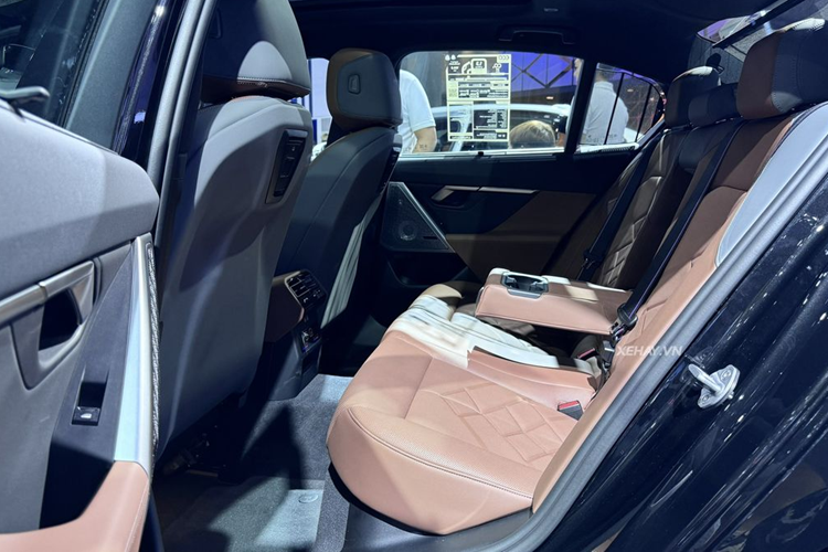 Theo đó, phiên bản 520d sử dụng động cơ diesel I4, dung tích 2.0L tăng áp, công suất 197 mã lực và mô-men xoắn 400Nm, kết hợp hộp số tự động 8 cấp và hệ dẫn động cầu sau. Trong khi đó, phiên bản 530e sử dụng hệ truyền động hybrid xăng - điện có cắm sạc. Trong đó, động cơ xăng I4 2.0L tăng áp cho công suất 181 mã lực và mô-men xoắn 300Nm.