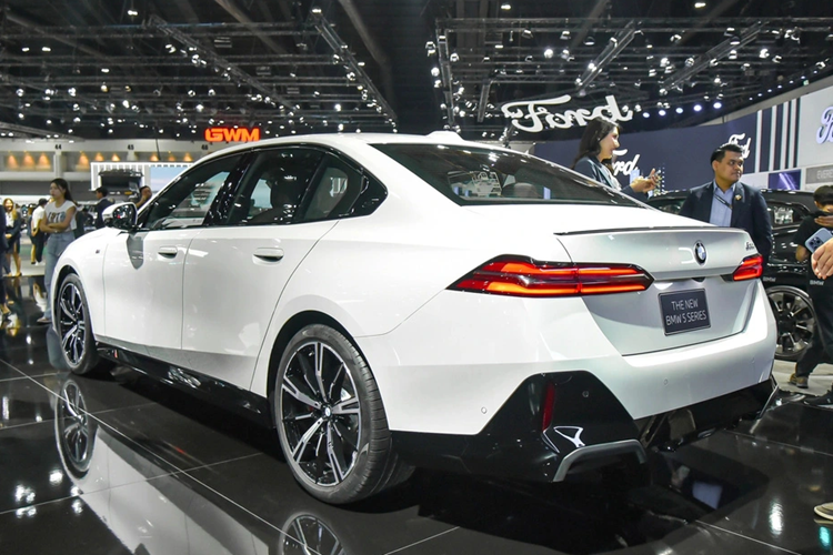 Ngoài ra, 5-Series mới nhất còn được trang bị tính năng hỗ trợ đỗ xe với hỗ trợ lùi. Khi kích hoạt chế độ hỗ trợ đỗ xe chuyên nghiệp, thao tác đỗ xe tự động lên đến 200 mét có thể được điều khiển từ bên trong xe hoặc bằng điện thoại thông minh từ bên ngoài xe.